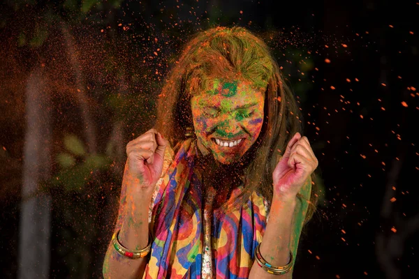 Genç Bir Kız Renklerle Oynar Hint Festivali Holi Konsepti Renk — Stok fotoğraf