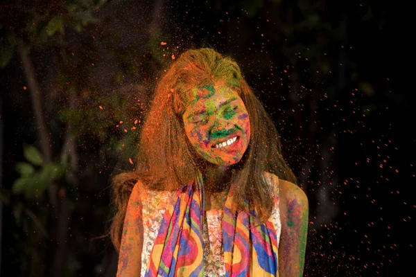 Tânără Joacă Culori Conceptul Festival Indian Holi Stropire Culoare — Fotografie, imagine de stoc