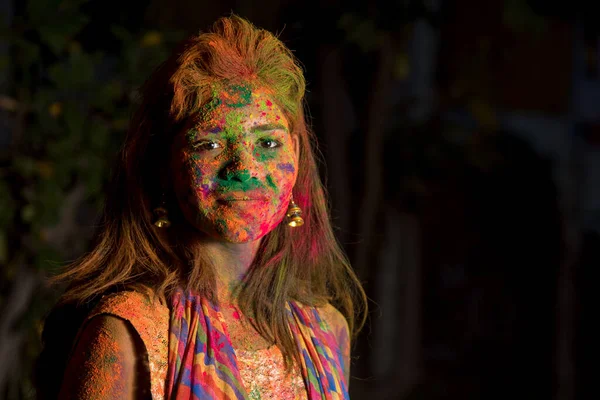 Ένα Νεαρό Κορίτσι Παίζει Χρώματα Ιδέα Για Ινδικό Φεστιβάλ Holi — Φωτογραφία Αρχείου