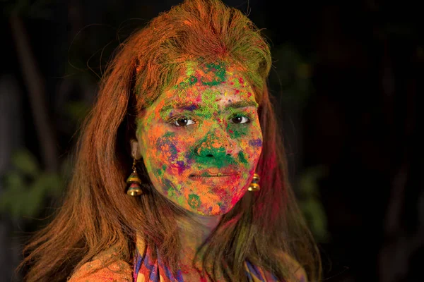 Egy Fiatal Lány Színekkel Játszik Koncepció Indiai Fesztivál Holi Színes — Stock Fotó