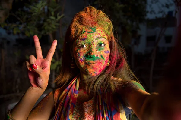 Menina Com Rosto Colorido Tirar Selfie Usando Smartphone Festival Holi — Fotografia de Stock