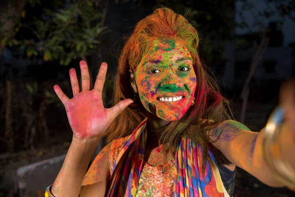 Menina Com Rosto Colorido Tirar Selfie Usando Smartphone Festival Holi — Fotografia de Stock
