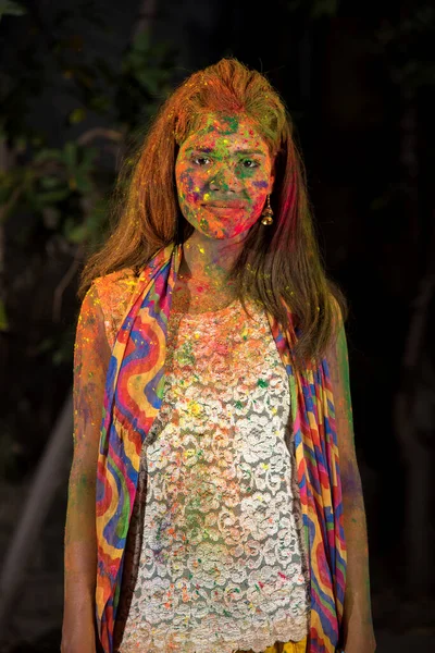 Ένα Νεαρό Κορίτσι Παίζει Χρώματα Ιδέα Για Ινδικό Φεστιβάλ Holi — Φωτογραφία Αρχείου