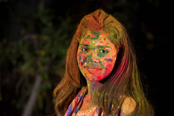 소녀는 색깔을 가지고 인도의 홀리의 컨셉이다 물보라 — 스톡 사진