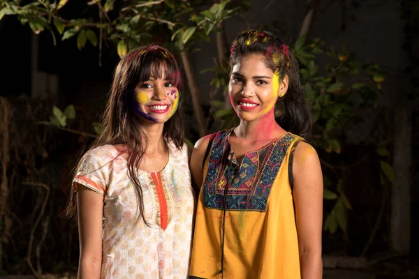 Retrato Meninas Felizes Divertindo Com Colorido Festival Cores Holi — Fotografia de Stock