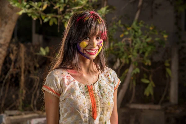 Retrato Uma Jovem Feliz Festival Cores Holi Menina Posando Celebrando — Fotografia de Stock