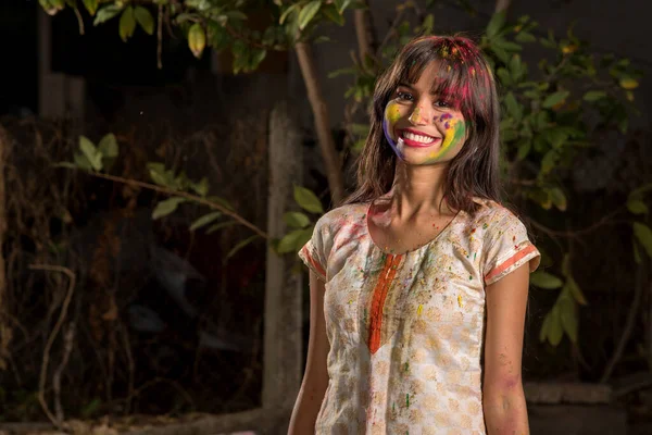 Retrato Uma Jovem Feliz Festival Cores Holi Menina Posando Celebrando — Fotografia de Stock