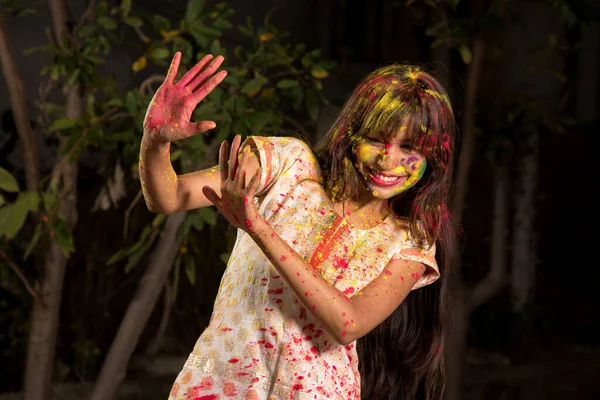 Mladá Dívka Hraje Barvami Příležitosti Holi Koncept Indiánského Festivalu Holi — Stock fotografie