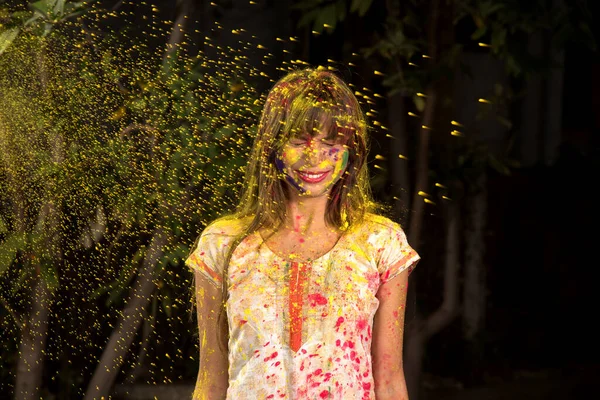 Chica Joven Juega Con Los Colores Con Motivo Holi Concepto — Foto de Stock