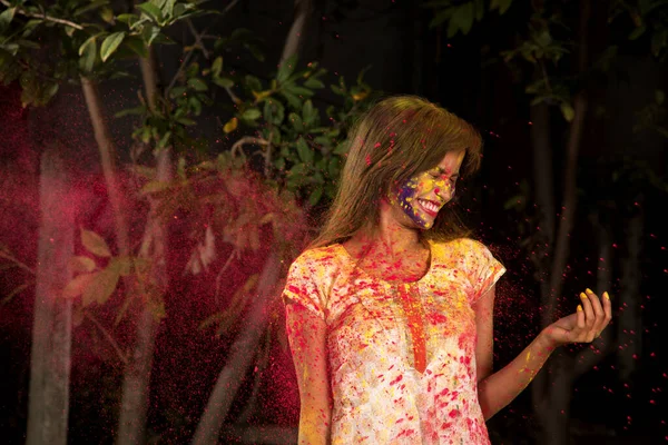 Genç Kız Holi Vesilesiyle Renklerle Oynuyor Hint Festivali Için Holi — Stok fotoğraf