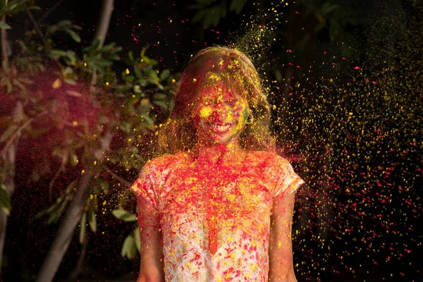Νεαρό Κορίτσι Παίζει Χρώματα Την Ευκαιρία Της Holi Concept Για — Φωτογραφία Αρχείου