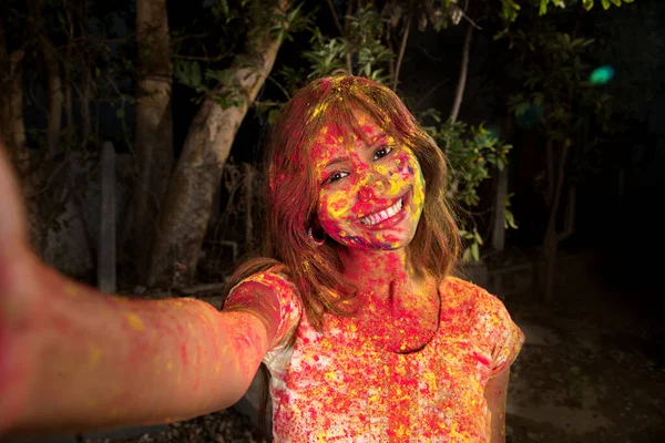 Renkli Yüzlü Genç Kız Holi Festivalinde Akıllı Telefon Kullanarak Selfie — Stok fotoğraf