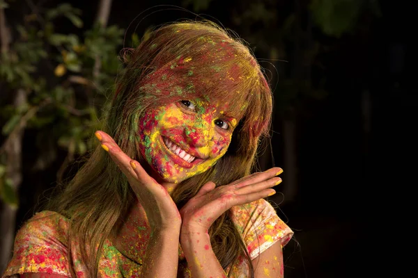 Πορτρέτο Ενός Ευτυχισμένου Κοριτσιού Στο Φεστιβάλ Χρωμάτων Holi Κορίτσι Που — Φωτογραφία Αρχείου