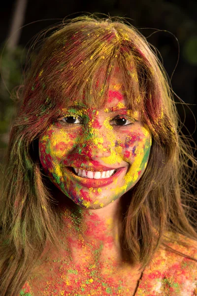 Portrét Šťastné Mladé Dívky Festivalu Barev Holi Dívka Pózuje Slaví — Stock fotografie