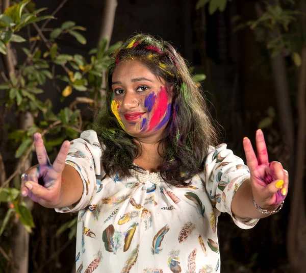 Retrato Uma Jovem Feliz Festival Cores Holi Menina Posando Celebrando — Fotografia de Stock