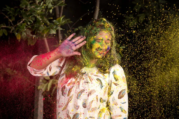 Young Girl Plays Colors Occasion Holi Concept Indian Festival Holi — Stock Photo, Image