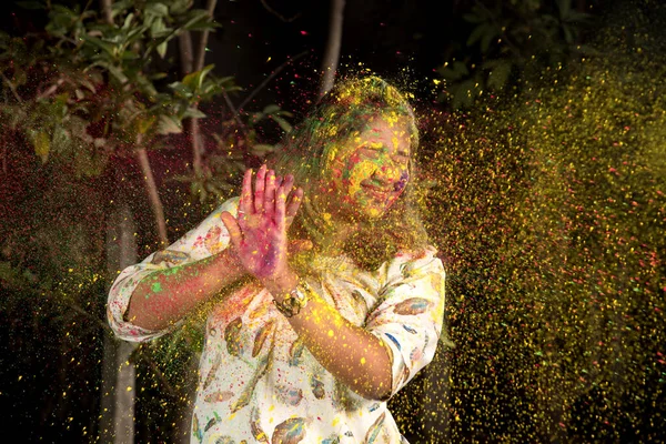 Genç Kız Holi Vesilesiyle Renklerle Oynuyor Hint Festivali Için Holi — Stok fotoğraf