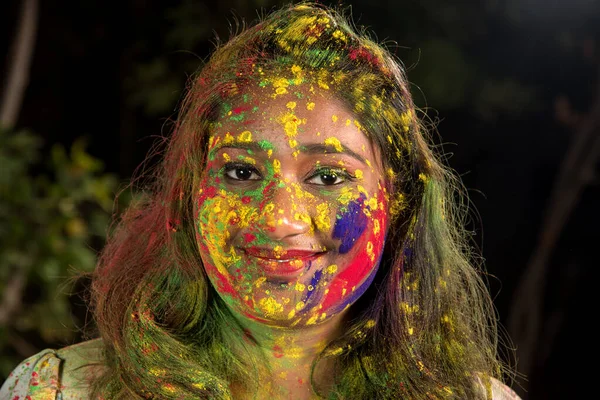 ホリの色の祭りに幸せな若い女の子の肖像画 女の子ポーズと色の祭りを祝う — ストック写真