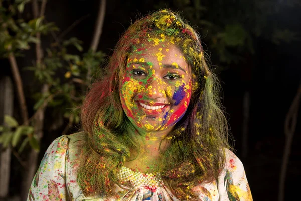 Retrato Uma Jovem Feliz Festival Cores Holi Menina Posando Celebrando — Fotografia de Stock