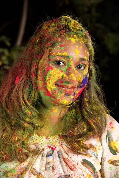Portrét Šťastné Mladé Dívky Festivalu Barev Holi Dívka Pózuje Slaví — Stock fotografie
