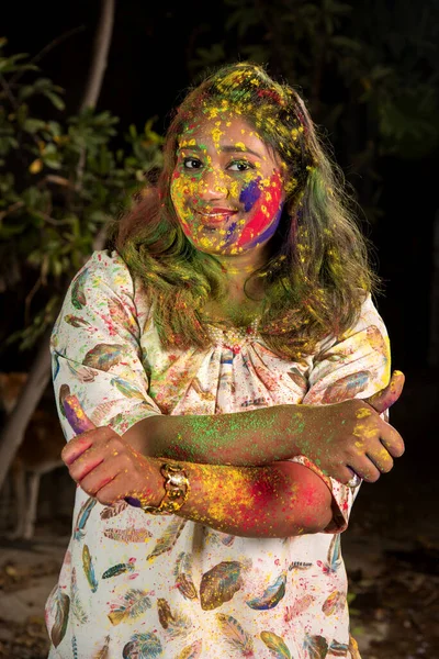 Portrét Šťastné Mladé Dívky Festivalu Barev Holi Dívka Pózuje Slaví — Stock fotografie