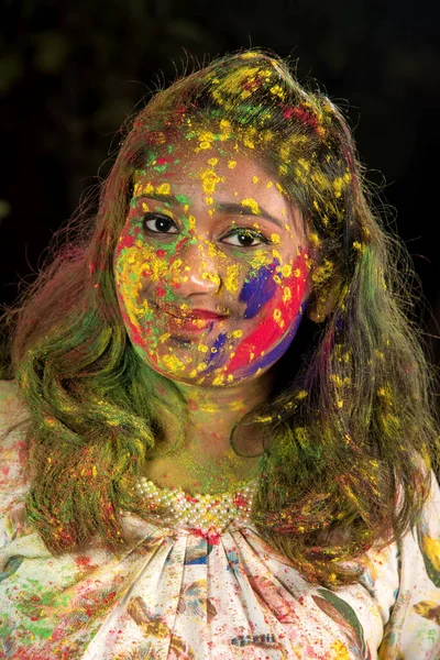 Retrato Una Joven Feliz Festival Colores Holi Chica Posando Celebrando — Foto de Stock