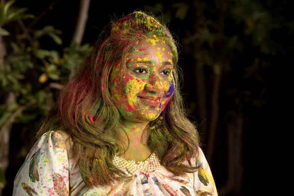 Retrato Uma Jovem Feliz Festival Cores Holi Menina Posando Celebrando — Fotografia de Stock
