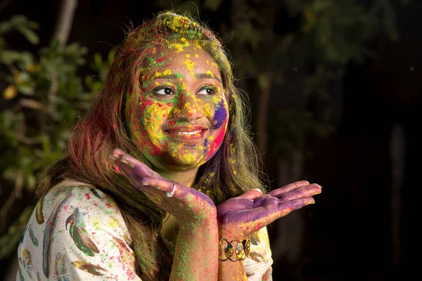 Retrato Uma Jovem Feliz Festival Cores Holi Menina Posando Celebrando — Fotografia de Stock