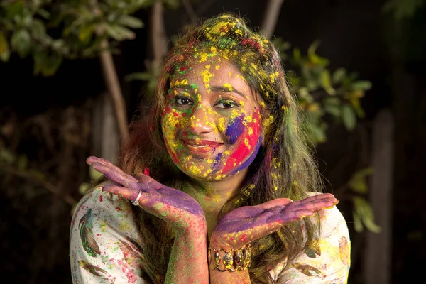 Retrato Uma Jovem Feliz Festival Cores Holi Menina Posando Celebrando — Fotografia de Stock