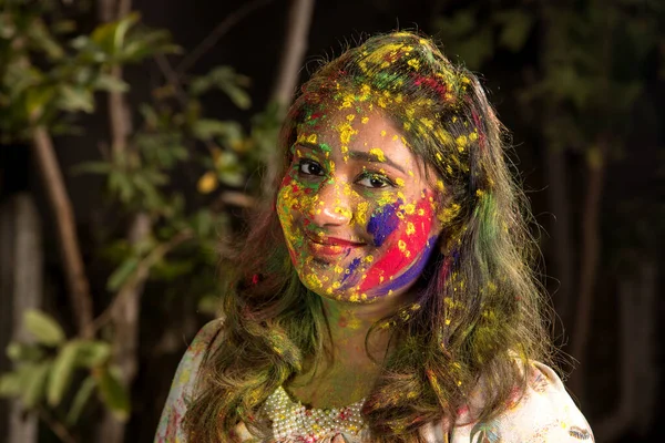 Portrét Šťastné Mladé Dívky Festivalu Barev Holi Dívka Pózuje Slaví — Stock fotografie