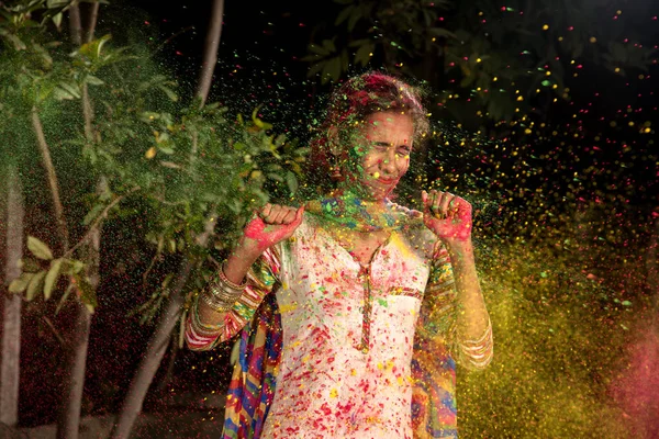 Mladá Dívka Hraje Barvami Příležitosti Holi Koncept Indiánského Festivalu Holi — Stock fotografie