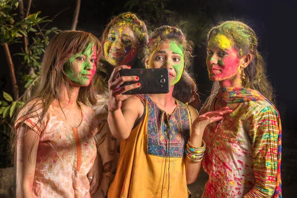 Grupo Chicas Jóvenes Felices Divirtiéndose Tomando Selfie Usando Smartphone Festival — Foto de Stock