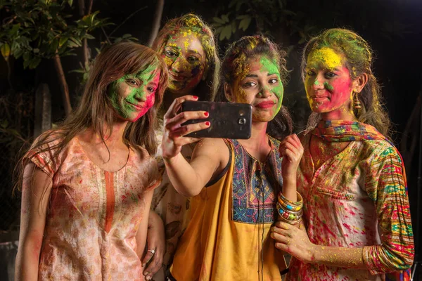 Group Happy Young Girls Having Fun Taking Selfie Using Smartphone — Stock Photo, Image