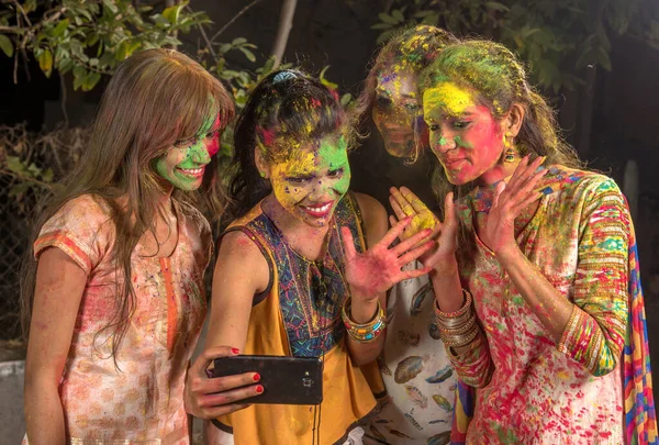 Group Happy Young Girls Having Fun Taking Selfie Using Smartphone — Stock Photo, Image