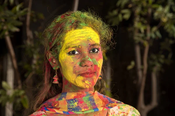 색채의 축제에 소녀의 축제를 행하고 축하하는 — 스톡 사진