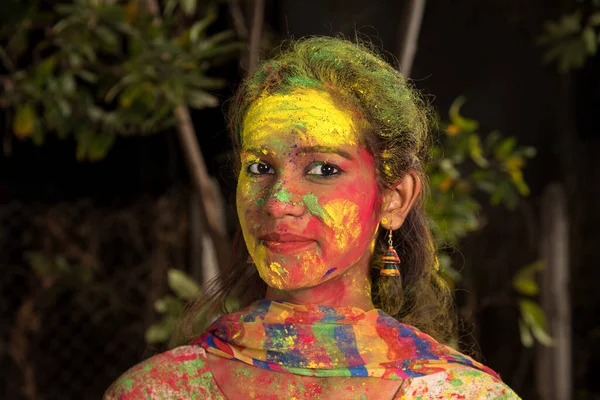 Πορτρέτο Ενός Ευτυχισμένου Κοριτσιού Στο Φεστιβάλ Χρωμάτων Holi Κορίτσι Που — Φωτογραφία Αρχείου