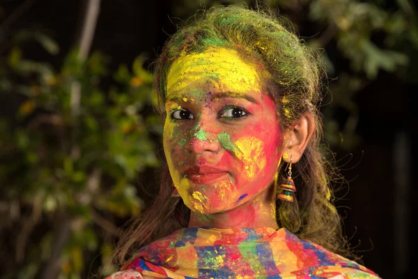 Portret Van Een Gelukkig Jong Meisje Het Kleurenfestival Holi Meisje — Stockfoto