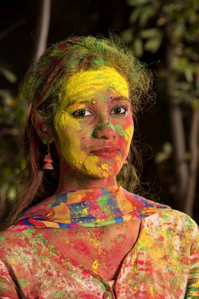 Retrato Uma Jovem Feliz Festival Cores Holi Menina Posando Celebrando — Fotografia de Stock