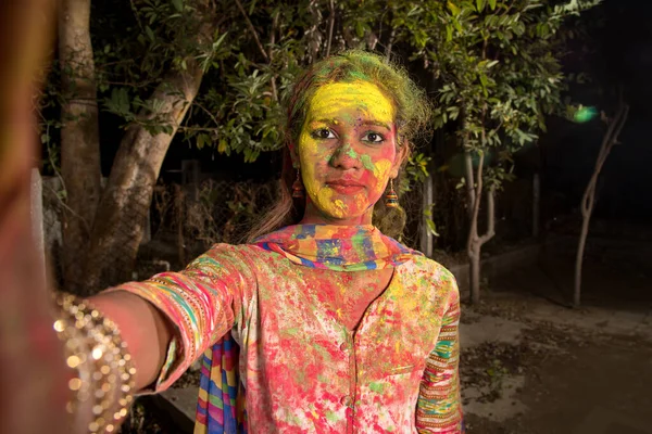 Menina Com Rosto Colorido Tirar Selfie Usando Smartphone Câmera Festival — Fotografia de Stock