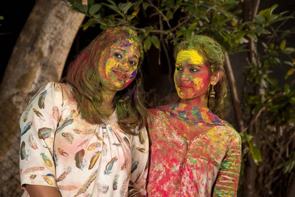 色のホリ祭りでカラフルな粉で楽しい若い女の子の肖像画 — ストック写真