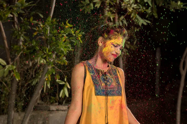 Rapariga Brinca Com Cores Por Ocasião Holi Conceito Para Festival — Fotografia de Stock