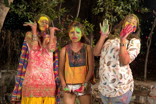 色のホリ祭りでカラフルな粉で楽しい若い女の子の肖像画 — ストック写真