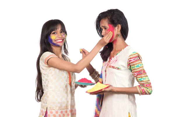 Jovens Felizes Divertindo Com Colorido Festival Cores Holi — Fotografia de Stock