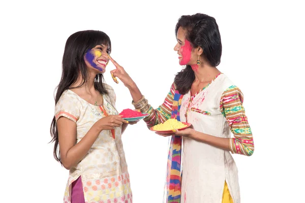 Jovens Felizes Divertindo Com Colorido Festival Cores Holi — Fotografia de Stock