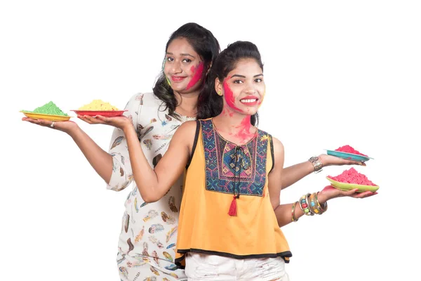 색깔의 축제인 홀리에서 즐기는 소녀들 — 스톡 사진