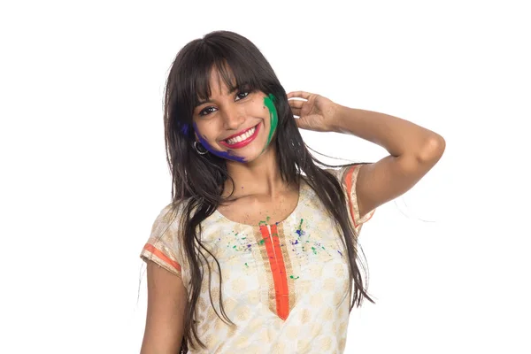 Hermosa Joven Posando Con Cara Colorida Con Motivo Del Festival — Foto de Stock