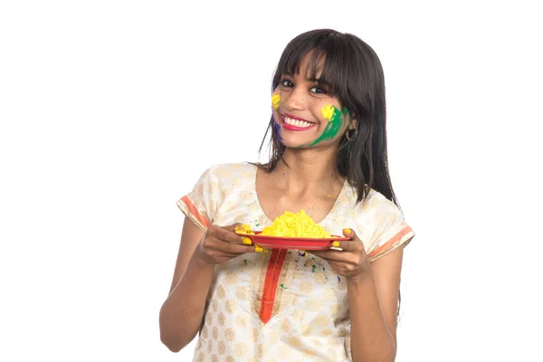 Menina Bonita Segurando Cor Placa Por Ocasião Festival Holi — Fotografia de Stock