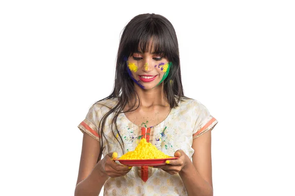 Όμορφη Νεαρή Κοπέλα Κρατώντας Σκόνη Χρώμα Στο Πιάτο Την Ευκαιρία — Φωτογραφία Αρχείου