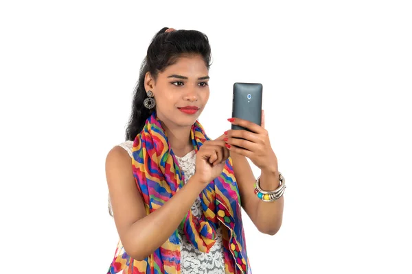 Jong Indiaas Meisje Met Behulp Van Een Mobiele Telefoon Smartphone — Stockfoto