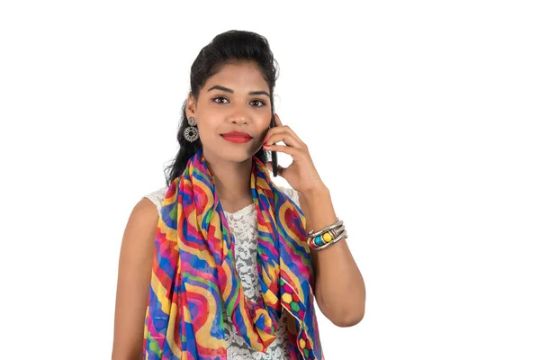 Ung Indisk Flicka Som Använder Mobiltelefon Eller Smartphone Isolerad Vit — Stockfoto